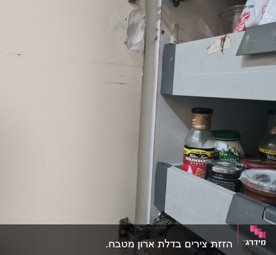 מזווה עם צירים, מדפים ומוצרי מזון שונים